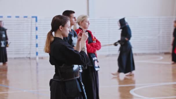 RUSSIA, KAZAN 24-04-2021: Kendo toernooi - Japanse vechtsport - vrouw aan de telefoon — Stockvideo