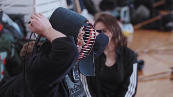 RUSSIA, KAZAN 24-04-2021: Kendo toernooi - Japanse vechtsport - man fighter neemt de Japanse beschermhelm af — Stockvideo