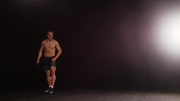 Um jovem desportista a fazer um flip breakdance — Vídeo de Stock