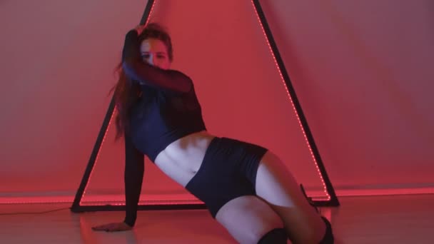 Szexi nő apró ruhában táncol a padlón — Stock videók