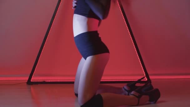 Sexy Frau im winzigen Outfit verführerisch tanzen auf dem Boden — Stockvideo