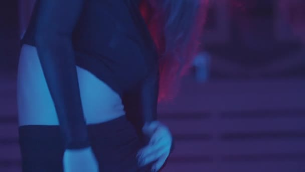 En kvinna dansar i rök och neonljus — Stockvideo