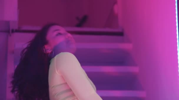 Kulüpte merdivenlerde dans eden bir kadın. — Stok video