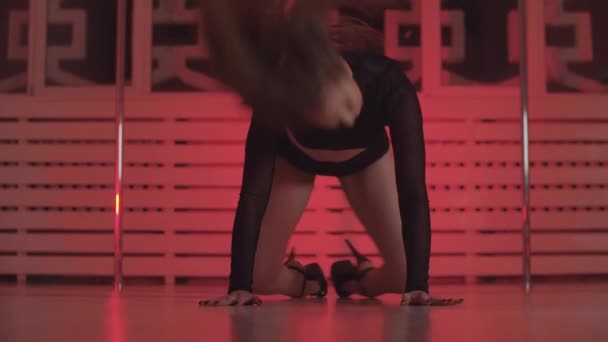 穿着黑色服装的性感女人在地板上跳舞 — 图库视频影像