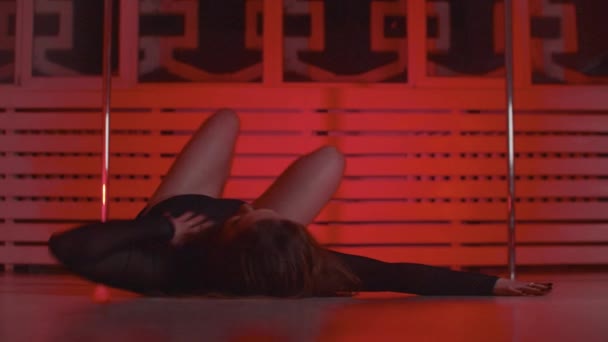 Sexy donna in abito nero seducente danza sul pavimento indossando tacchi alti — Video Stock