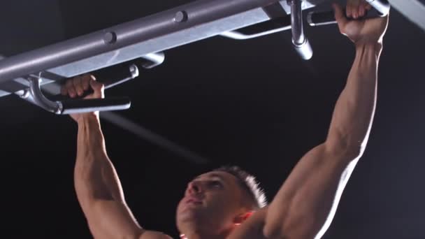 Um homem drogado a fazer flexões no ginásio — Vídeo de Stock