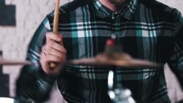 Бородатий чоловік в навушниках потрапляє на барабани на записі — стокове відео