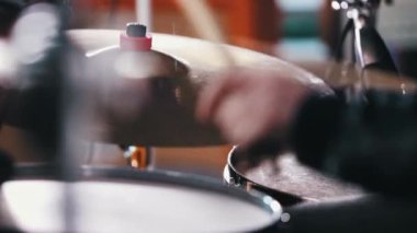 Mavi gömlekli, davul çalan ilham verici bir adam.