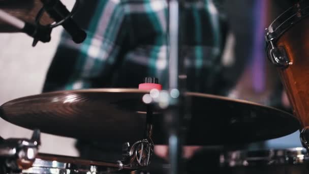 Homem inspirado em camisa xadrez tocando bateria no estúdio — Vídeo de Stock