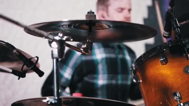 Hombre inspirado en camisa a cuadros tocando la batería — Vídeos de Stock