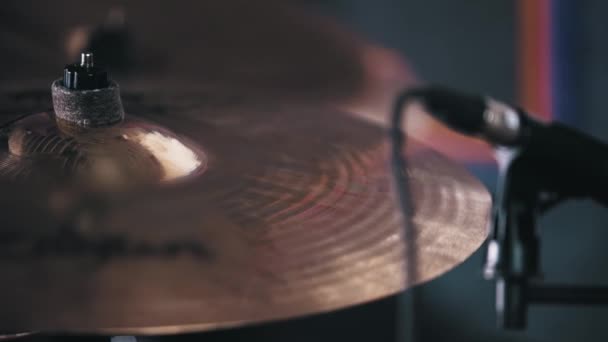 Schlagzeug spielen im Studio - ein Hi-Hat — Stockvideo