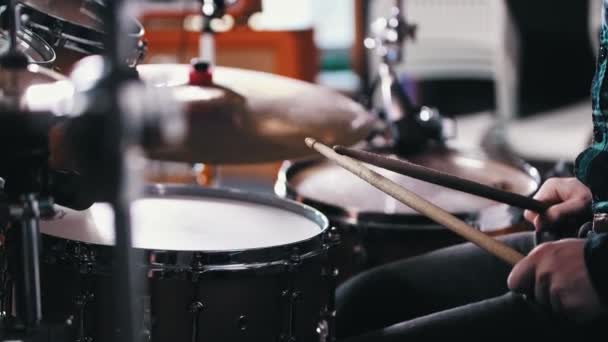 Молодий чоловік закінчує грати на барабанах і йде геть — стокове відео