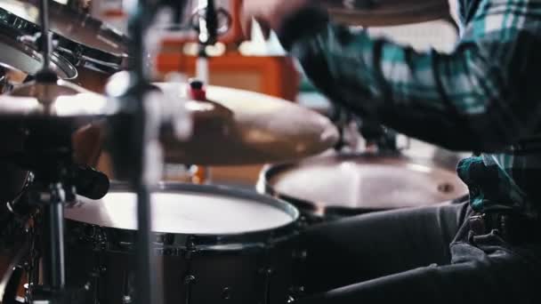 Zainspirowany młody człowiek w niebieskiej koszuli w kratę gra na perkusji — Wideo stockowe