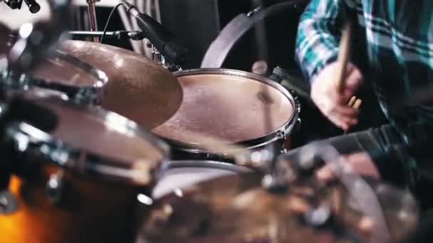 रेकॉर्ड स्टुडिओमध्ये ड्रम खेळत तरुण संगीत बँड सदस्य — स्टॉक व्हिडिओ