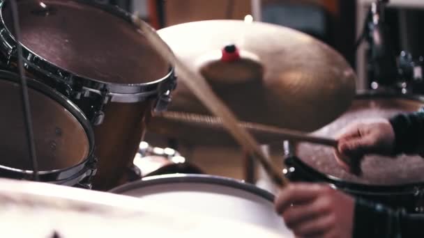 Jonge muziekbandlid speelt snel drums in de opnamestudio — Stockvideo