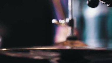 Stüdyoda davul çalan müzisyen yüksek şapkalara vuruyor.