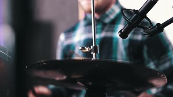 Muzikant die drumt op plaat in de studio - met stokken op de hi-hoeden — Stockvideo