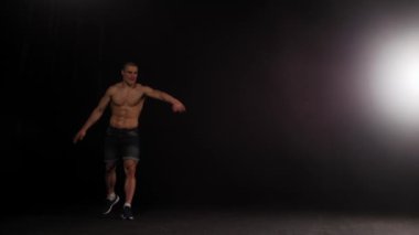 Genç pompalı adam arenada çalışıyor.