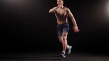 Genç pompalı adam arenada antrenman yapıyor - ısınıyor