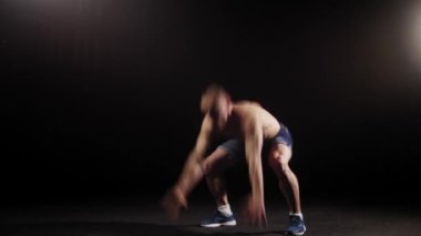 Genç pompalı adam vücudunu arenada çalıştırıyor, ısınıyor.