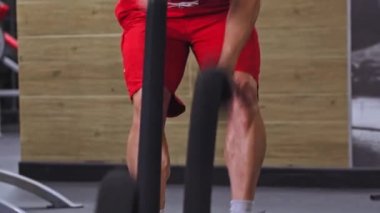 Yetişkin adam ellerini halatlarla eğitirken pompaladı.