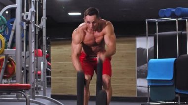 Yetişkin adam halat egzersizi yapıyor.