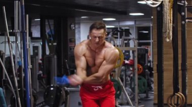 Yetişkin adam geceleri spor salonunda ip egzersizi yapıyor.