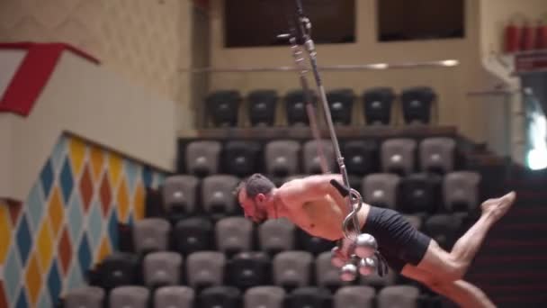 Sirk salonunda akrobatik adam eğitimi. — Stok video