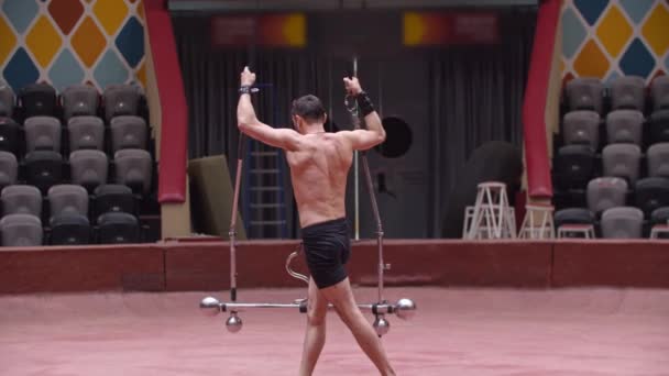 Sirk arenasında akrobatik adam eğitimi performans inşaatında yükselişte. — Stok video