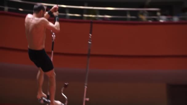 Sirk arenasında akrobatik adam dönüşümlü performans sergiliyor. — Stok video
