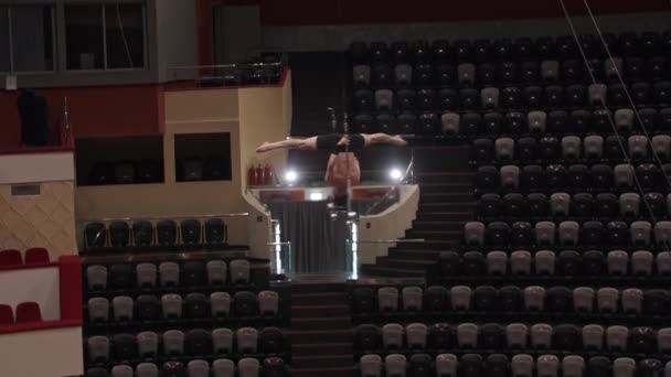 Akrobatisk man ställer sig upp för uppträdande på cirkusarenan — Stockvideo