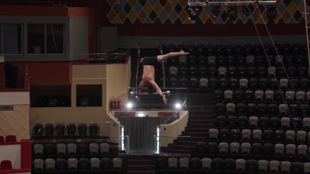 Homem acrobático a descer na construção para actuar na arena do circo — Vídeo de Stock