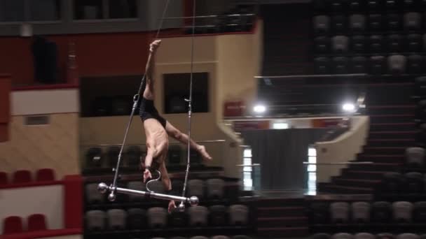 Akrobatiker fliegt auf der Baustelle für Auftritt ohne Hände in der Zirkusarena herum — Stockvideo