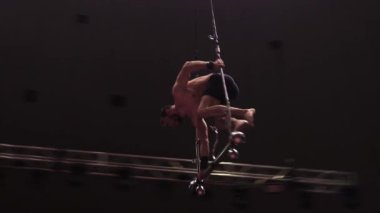 Boş sirkte antrenman. Metal inşaatta ayakta duran bir adam.
