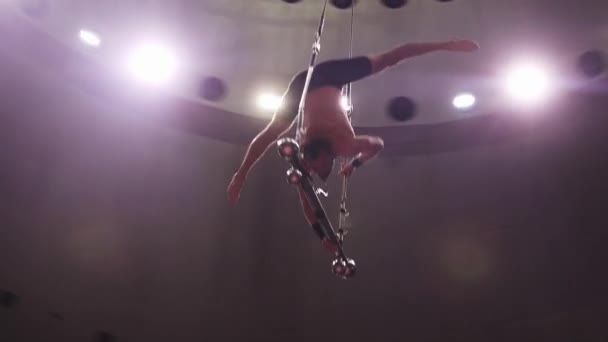 Pelatihan di sirkus seorang pria berdiri terbalik tanpa tangan dan kaki pada konstruksi untuk pertunjukan di udara — Stok Video