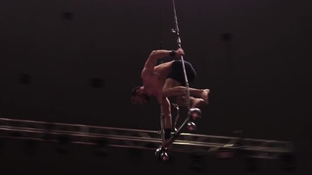 Träning i tom cirkus - en man som står på metallkonstruktionen för showen i luften — Stockvideo