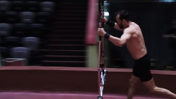 Training im Zirkus - ein Mann schaukelt die Konstruktion in der Manege — Stockvideo