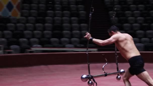 Formation dans le cirque - un homme secouant la construction autour de l'arène et se levant sur elle — Video