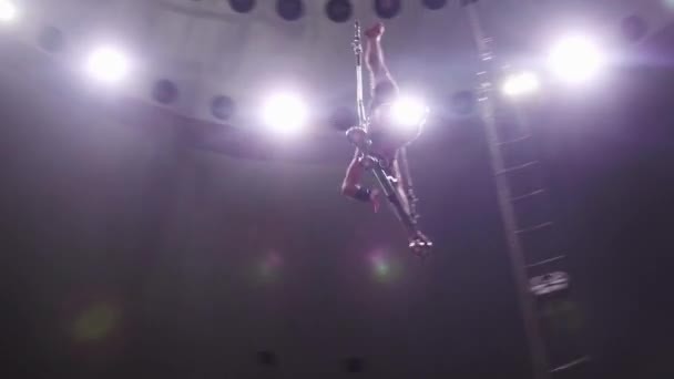 Trening w cyrku - akrobata latający po arenie na konstrukcji wykonawczej — Wideo stockowe