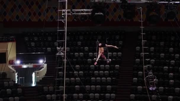 Тренировка в пустом цирке - человек крутится в воздухе — стоковое видео