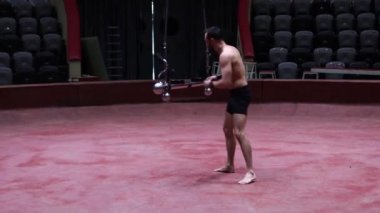 Sirkte akrobatik bir adam gösteri yapmak üzere.