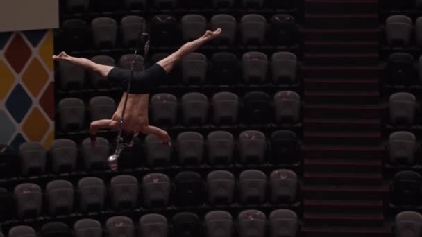 Un acrobatico che fa uno spettacolo sulla costruzione volante a testa in giù senza il supporto — Video Stock