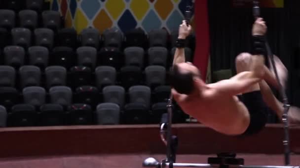 Un hombre acrobático rotando en la construcción del espectáculo en el circo — Vídeos de Stock