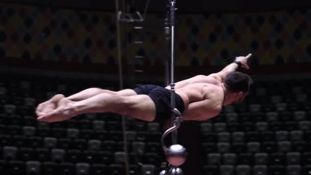 马戏团里一个杂技演员单手靠在飞栏上 — 图库视频影像