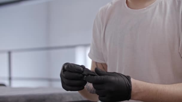 Giovane uomo rossiccio si prepara per fare un tatuaggio — Video Stock