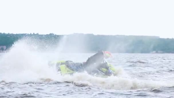KAZAN, RUSSIA 21-05-21: a man riding waverunner in circles — Stok video
