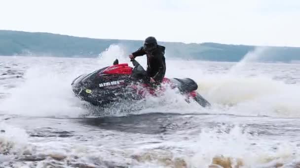 KAZAN, RUSSIA 21-05-21: a man riding black and red waverunner in circles — Stok video