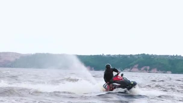 KAZAN, RUSSIA 21-05-21: a man riding black and red waverunner in circles on the river — Video Stock