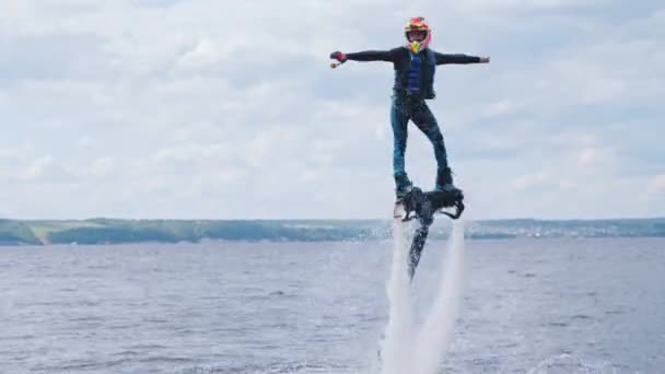 KAZAN, RUSSIA 21-05-21: a person flying over the river on the flyboard — Stockvideo