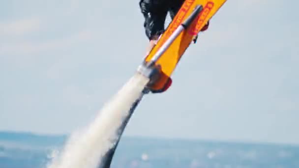 KAZAN, RUSSIA 21-05-21: professional man flying over the river on the flyboard — Stockvideo